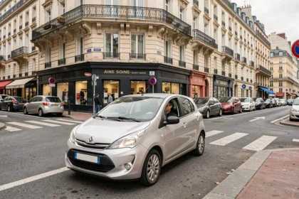 Vue d'ensemble d'une auto-école en Seine-Saint-Denis avec une voiture double commande dans une rue animée