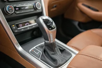 Sélecteur de boîte automatique EAT8 en gros plan dans un habitacle moderne avec console centrale en aluminium brossé