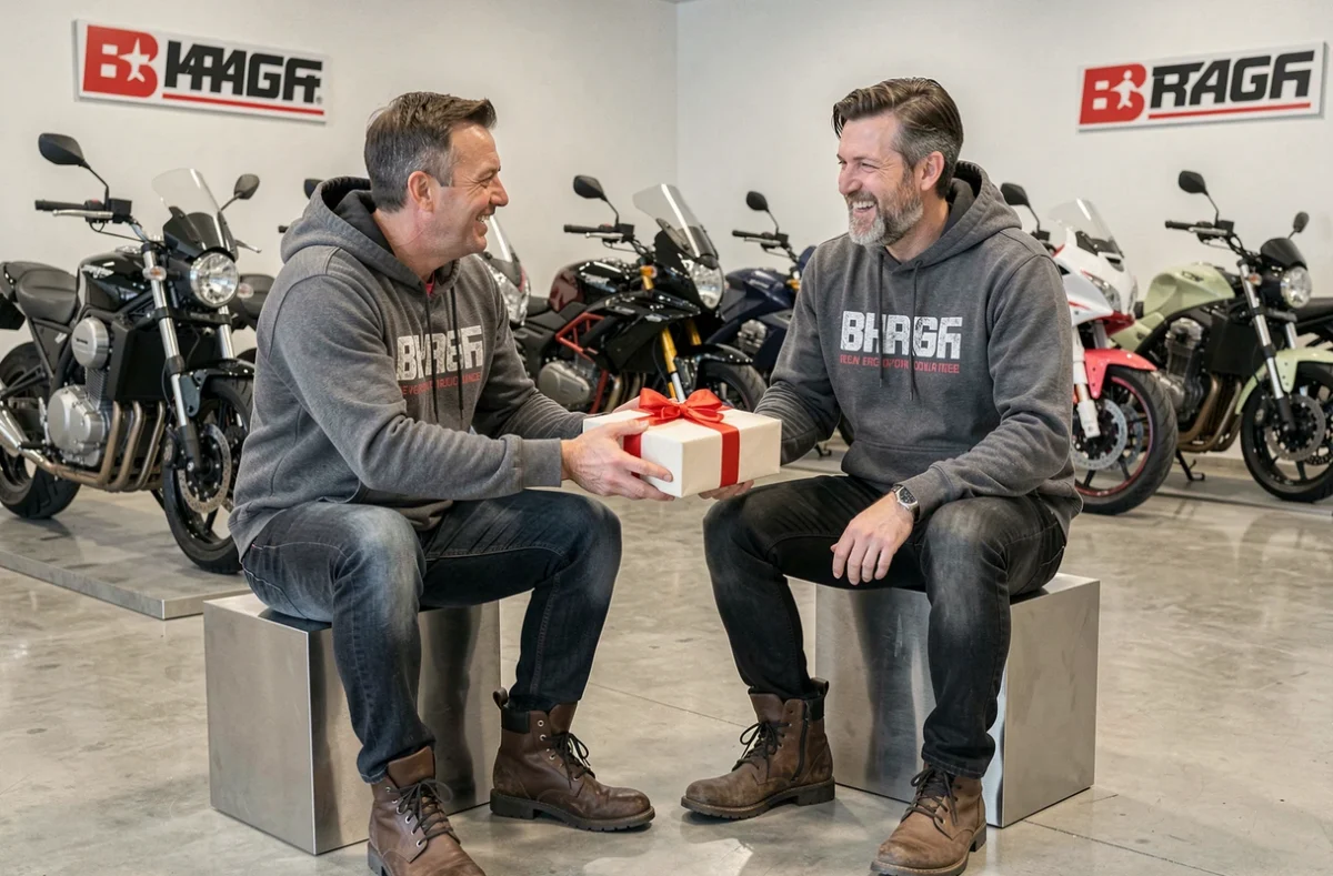 Deux hommes passionnés de moto échangeant un cadeau dans une concession moto moderne