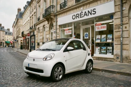 Petite voiture sans permis garée devant une agence de location à Orléans