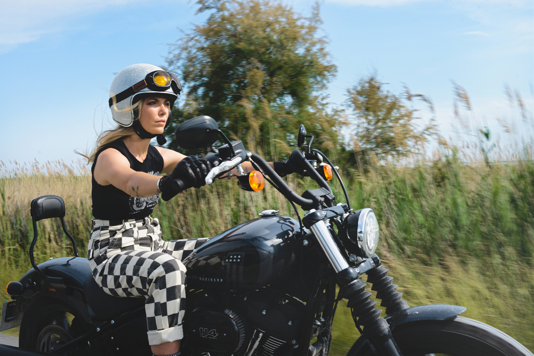 une femme lors d'une balade en moto