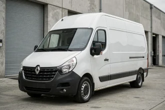 Vue extérieure trois quarts du Renault Master L3H2 blanc garé devant un quai de chargement industriel, illustrant ses dimensions extérieures longueur et hauteur
