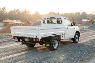 Utilitaire plateau à roues arrière jumelées sur un chantier